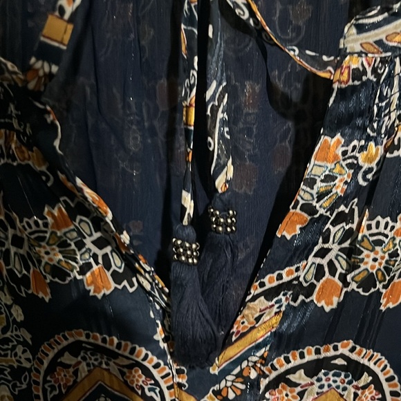 Woman's Top - Picture 4 of 5